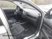 ✅ 2018 Mitsubishi Outlander ES • VIN: JA4AZ3A33JZ010565 • Lot: 43589921. Wystawiony na IAAI z przebiegiem 87 376 mil. Bezpłatny archiwum sprzedaży aukcyjnych z USA i szczegółowy raport historii pojazdu na DreamBid. Zdjęcie 5.