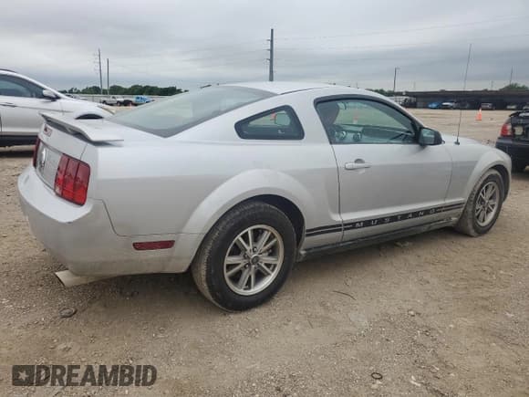 ✅ 2005 Ford Mustang Deluxe • VIN: 1ZVHT80N955249439 • Лот: 55536255. Опубликован ранее на Copart с пробегом 118 984 миль. Бесплатный доступ к архиву аукционных продаж из США и подробный отчёт об истории автомобиля на DreamBid. Изображение 3.