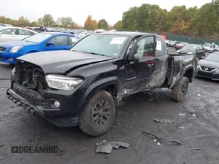 ✅ 2022 Toyota Tacoma SR • VIN: 3TYSZ5AN1NT095179 • Lot: 43483567. Wystawiony na IAAI z przebiegiem 88 728 mil. Bezpłatny archiwum sprzedaży aukcyjnych z USA i szczegółowy raport historii pojazdu na DreamBid. Zdjęcie 2.