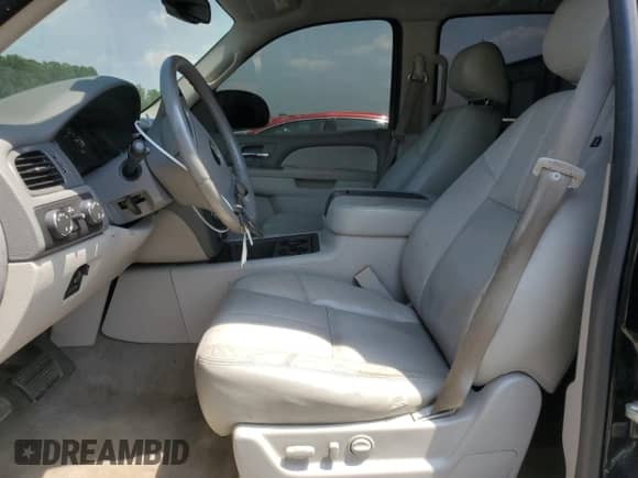 2010 Chevrolet Suburban LT z VIN 1GNUKJE30AR143183, wystawiony jako Copart lot #62062915 z przebiegiem 206 514 mil mil oraz Szkoda całkowita • Salvage title. Historia ofert i sprzedaży dostępna na DreamBid. Obrazek 7.