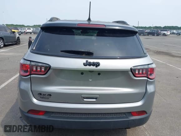 ✅ 2018 Jeep Compass Latitude • VIN: 3C4NJDBB2JT313502 • Lot: 42497008. Listed on IAAI with 125,919 mi. Free auction sales archive from the USA and detailed vehicle history report at DreamBid. Image 16.