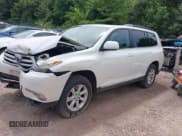 ✅ 2013 Toyota Highlander Plus • VIN: 5TDBK3EH7DS243892 • Lot: 42830358. Listed on IAAI with Not provided. Free auction sales archive from the USA and detailed vehicle history report at DreamBid. Image 2.