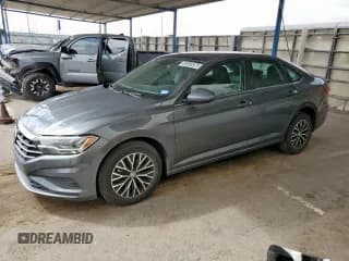 ✅ 2021 Volkswagen Jetta S • VIN: 3VWC57BU5MM038623 • Lot: 90938325. Wystawiony na Copart z przebiegiem 81 241 mil. Bezpłatny archiwum sprzedaży aukcyjnych z USA i szczegółowy raport historii pojazdu na DreamBid. Zdjęcie 1.