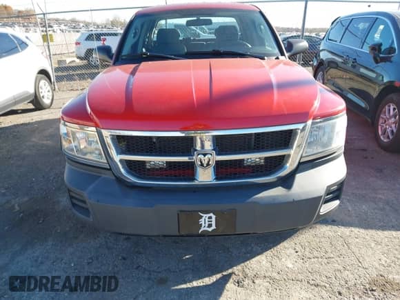 2008 Dodge Dakota SXT z VIN 1D7HW38K08S590845, wystawiony jako IAAI lot #43620969 z przebiegiem 141 557 mil mil oraz . Historia ofert i sprzedaży dostępna na DreamBid. Obrazek 6.