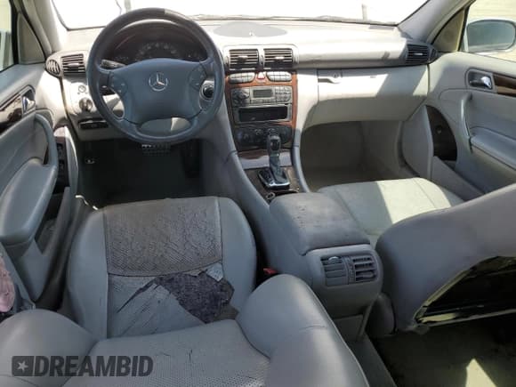 ✅ 2001 Mercedes-Benz C 230/260/280/320 • VIN: WDBRF61J01F089548 • Lot: 58216075. Wystawiony na Copart z przebiegiem Nie podano. Bezpłatny archiwum sprzedaży aukcyjnych z USA i szczegółowy raport historii pojazdu na DreamBid. Zdjęcie 8.