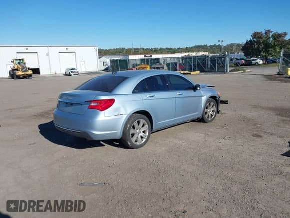 ✅ 2012 Chrysler 200 Touring • VIN: 1C3CCBBB4CN299051 • Lot: 43461980. Wystawiony na IAAI z przebiegiem 128 365 mil. Bezpłatny archiwum sprzedaży aukcyjnych z USA i szczegółowy raport historii pojazdu na DreamBid. Zdjęcie 4.