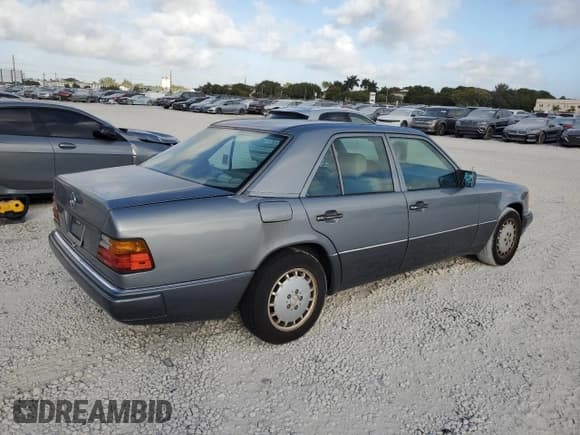 ✅ 1993 Mercedes-Benz E 320 • VIN: WDBEA32E0PB963118 • Lot: 45243905. Wystawiony na Copart z przebiegiem 154 121 mil. Bezpłatny archiwum sprzedaży aukcyjnych z USA i szczegółowy raport historii pojazdu na DreamBid. Zdjęcie 3.