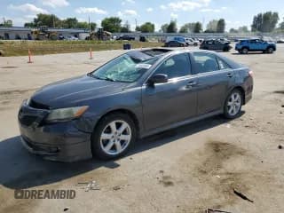 ✅ 2007 Toyota Camry LE • VIN: 4T1BK46K37U557647 • Лот: 71042655. Опубликован ранее на Copart с пробегом 220 786 миль. Бесплатный доступ к архиву аукционных продаж из США и подробный отчёт об истории автомобиля на DreamBid. Изображение 1.