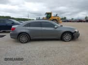 ✅ 2013 Chrysler 200 Limited • VIN: 1C3CCBCG2DN737108 • Lot: 43047418. Wystawiony na IAAI z przebiegiem 113 465 mil. Bezpłatny archiwum sprzedaży aukcyjnych z USA i szczegółowy raport historii pojazdu na DreamBid. Zdjęcie 13.