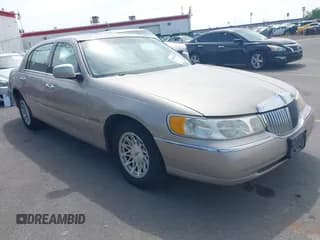 ✅ 2000 Lincoln Town Car Signature • VIN: 1LNHM82W3YY928837 • Lot: 43035722. Wystawiony na IAAI z przebiegiem 232 979 mil. Bezpłatny archiwum sprzedaży aukcyjnych z USA i szczegółowy raport historii pojazdu na DreamBid. Zdjęcie 1.