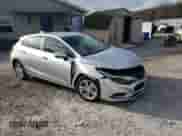 ✅ 2018 Chevrolet Cruze LT • VIN: 3G1BE6SM9JS635640 • Lot: 64251322. Wystawiony na Copart z przebiegiem Nie podano mil. Skorzystaj z bezpłatnego archiwum sprzedaży aukcyjnych z USA i zobacz szczegółowy raport historii pojazdu na DreamBid. Zdjęcie 1.