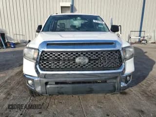 ✅ 2018 Toyota Tundra SR5 • VIN: 5TFDM5F1XJX074666 • Lot: 92107335. Wystawiony na Copart z przebiegiem 228 801 mil. Bezpłatny archiwum sprzedaży aukcyjnych z USA i szczegółowy raport historii pojazdu na DreamBid. Zdjęcie 5.