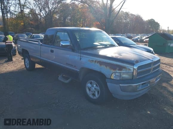 ✅ 1997 Dodge 1500 • VIN: 1B7HC13YXVJ586953 • Lot: 43641900. Wystawiony na IAAI z przebiegiem 198 114 mil. Bezpłatny archiwum sprzedaży aukcyjnych z USA i szczegółowy raport historii pojazdu na DreamBid. Zdjęcie 1.