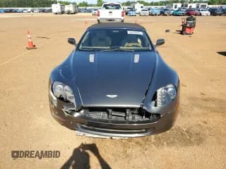 ✅ 2009 Aston Martin Vantage • VIN: SCFBF04C79GD11798 • Lot: 54246465. Wystawiony na Copart z przebiegiem Nie podano. Bezpłatny archiwum sprzedaży aukcyjnych z USA i szczegółowy raport historii pojazdu na DreamBid. Zdjęcie 5.