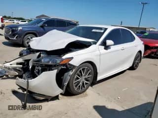 2022 Toyota Camry Hybrid SE z VIN 4T1G31AK1NU575506, wystawiony jako Copart lot #71321335 z przebiegiem Nie podano mil oraz Szkoda całkowita • Salvage title. Historia ofert i sprzedaży dostępna na DreamBid. Obrazek 1.