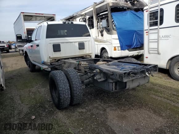 ✅ 2022 Ram 3500 Tradesman • VIN: 3C7WRTCL4NG320533 • Lot: 90480635. Wystawiony na Copart z przebiegiem 25 829 mil. Bezpłatny archiwum sprzedaży aukcyjnych z USA i szczegółowy raport historii pojazdu na DreamBid. Zdjęcie 2.