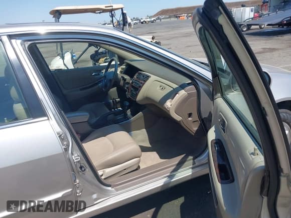 ✅ 1999 Honda Accord EX • VIN: JHMCG6679XC033232 • Lot: 42979552. Wystawiony na IAAI z przebiegiem 91 937 mil. Bezpłatny archiwum sprzedaży aukcyjnych z USA i szczegółowy raport historii pojazdu na DreamBid. Zdjęcie 5.