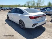 ✅ 2020 Kia Forte LXS • VIN: 3KPF24AD6LE256720 • Lot: 42157228. Wystawiony na IAAI z przebiegiem 135 407 mil. Bezpłatny archiwum sprzedaży aukcyjnych z USA i szczegółowy raport historii pojazdu na DreamBid. Zdjęcie 3.