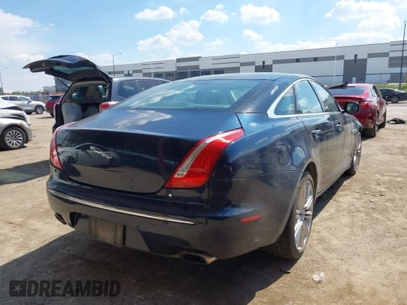 ✅ 2010 Jaguar XJ Supercharged • VIN: SAJWA1GE4AMV00124 • Lot: 43334610. Listed on IAAI with 191,012 mi. Free auction sales archive from the USA and detailed vehicle history report at DreamBid. Image 4.