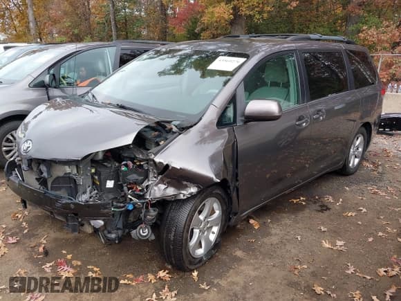 ✅ 2013 Toyota Sienna LE • VIN: 5TDKK3DC3DS376882 • Lot: 43569276. Wystawiony na IAAI z przebiegiem 131 245 mil. Bezpłatny archiwum sprzedaży aukcyjnych z USA i szczegółowy raport historii pojazdu na DreamBid. Zdjęcie 2.