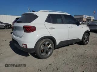 ✅ 2022 Hyundai Venue SEL • VIN: KMHRC8A35NU135069 • Lot: 68202194. Wystawiony na Copart z przebiegiem 69 497 mil. Bezpłatny archiwum sprzedaży aukcyjnych z USA i szczegółowy raport historii pojazdu na DreamBid. Zdjęcie 3.