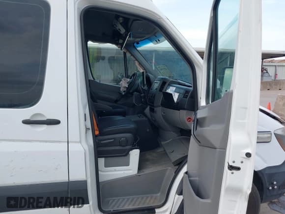 ✅ 2016 Mercedes-Benz Sprinter • VIN: WDAPE7CD6GP315915 • Lot: 43521502. Listed on IAAI with 71,282 mi. Free auction sales archive from the USA and detailed vehicle history report at DreamBid. Image 5.