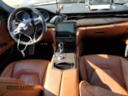 ✅ 2017 Maserati Quattroporte S Q4 • VIN: ZAM56RRA7H1250969 • Lot: 72323163. Wystawiony na Copart z przebiegiem Nie podano. Bezpłatny archiwum sprzedaży aukcyjnych z USA i szczegółowy raport historii pojazdu na DreamBid. Zdjęcie 8.