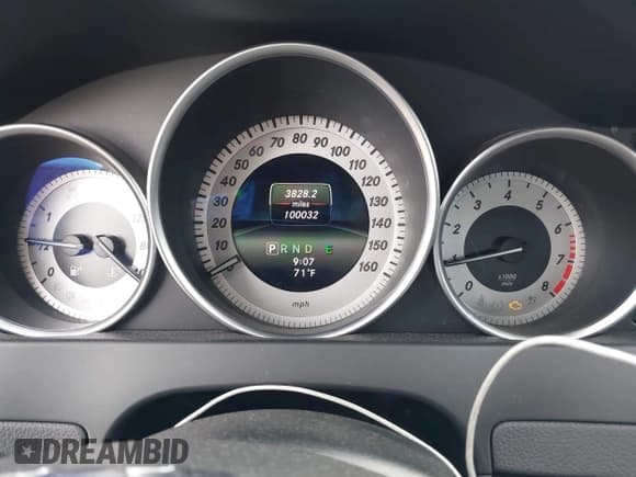 ✅ 2015 Mercedes-Benz C 250 • VIN: WDDGJ4HBXFG383850 • Lot: 41809724. Wystawiony na IAAI z przebiegiem 100 032 mil. Bezpłatny archiwum sprzedaży aukcyjnych z USA i szczegółowy raport historii pojazdu na DreamBid. Zdjęcie 7.