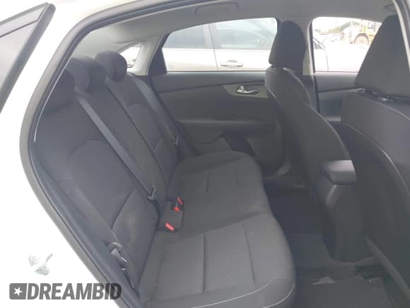 ✅ 2021 Kia Forte LXS • VIN: 3KPF24AD1ME361778 • Lot: 42275086. Wystawiony na IAAI z przebiegiem 13 472 mil. Bezpłatny archiwum sprzedaży aukcyjnych z USA i szczegółowy raport historii pojazdu na DreamBid. Zdjęcie 8.