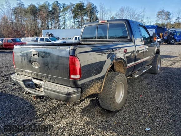 ✅ 2004 Ford F-250 XL • VIN: 1FTNX21P84EA25343 • Lot: 93593275. Listed on Copart with 324,309 mi. Free auction sales archive from the USA and detailed vehicle history report at DreamBid. Image 3.