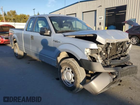 ✅ 2013 Ford F-150 XL • VIN: 1FTEX1CMXDKF33988 • Lot: 90050865. Wystawiony na Copart z przebiegiem Nie podano. Bezpłatny archiwum sprzedaży aukcyjnych z USA i szczegółowy raport historii pojazdu na DreamBid. Zdjęcie 4.