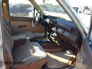 ✅ 1985 Toyota Pickup Deluxe • VIN: JT4RN56D3F0130668 • Lot: 43530597. Wystawiony na IAAI z przebiegiem 104 289 mil. Bezpłatny archiwum sprzedaży aukcyjnych z USA i szczegółowy raport historii pojazdu na DreamBid. Zdjęcie 5.