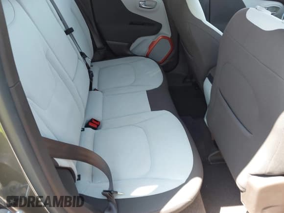 ✅ 2017 Jeep Renegade Latitude • VIN: ZACCJABB9HPF72060 • Lot: 43168388. Wystawiony na IAAI z przebiegiem 54 259 mil. Bezpłatny archiwum sprzedaży aukcyjnych z USA i szczegółowy raport historii pojazdu na DreamBid. Zdjęcie 8.