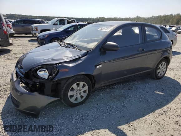 2008 Hyundai Accent GS z VIN KMHCM36C38U074811, wystawiony jako Copart lot #75291104 z przebiegiem 187 988 mil mil oraz Szkoda całkowita • Salvage title. Historia ofert i sprzedaży dostępna na DreamBid. Obrazek 1.