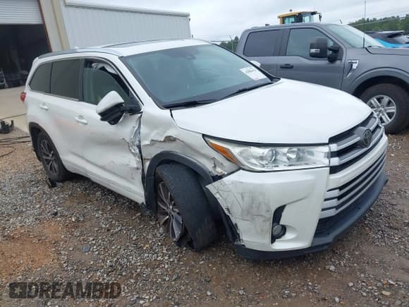 ✅ 2018 Toyota Highlander XLE • VIN: 5TDJZRFH0JS890820 • Lot: 42880478. Listed on IAAI with 131,509 mi. Free auction sales archive from the USA and detailed vehicle history report at DreamBid. Image 1.