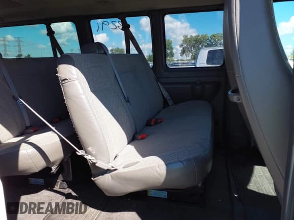 ✅ 2010 Chevrolet Express Passenger LT • VIN: 1GA2G1DG6A1150054 • Lot: 43123291. Wystawiony na IAAI z przebiegiem 210 243 mil. Bezpłatny archiwum sprzedaży aukcyjnych z USA i szczegółowy raport historii pojazdu na DreamBid. Zdjęcie 8.