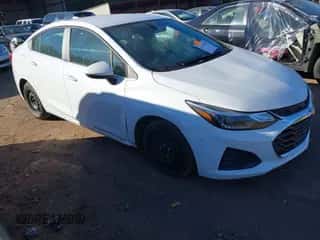 2019 Chevrolet Cruze LT z VIN 1G1BE5SM4K7109099, wystawiony jako IAAI lot #43620059 z przebiegiem 157 560 mil mil oraz . Historia ofert i sprzedaży dostępna na DreamBid. Obrazek 1.
