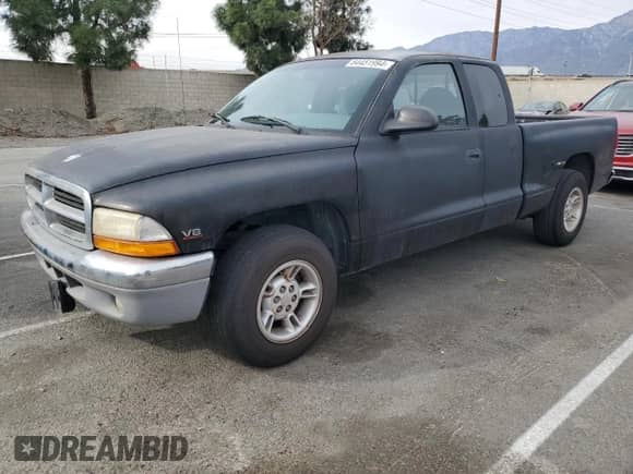 1998 Dodge Dakota SLT z VIN 1B7GL22Y1WS599671, wystawiony jako Copart lot #84451994 z przebiegiem 108 623 mil mil oraz Czysty tytuł • Clean title. Historia ofert i sprzedaży dostępna na DreamBid. Obrazek 1.