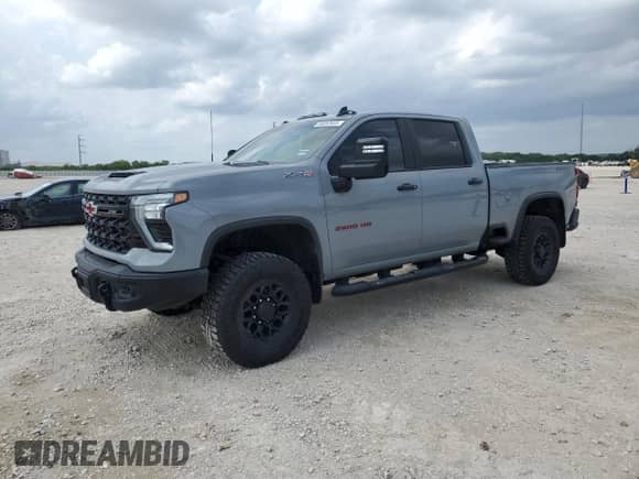 2024 Chevrolet Silverado 2500HD ZR2 с VIN 1GC4YYEY2RF266590, выставлен на аукционе Copart как лот 50052555 с пробегом 8 195 миль миль и Списание • Salvage title. История ставок и продаж доступна на DreamBid. Изображение 1.