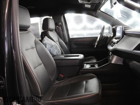 ✅ 2023 Chevrolet Suburban Premier • VIN: 1GNSCFKD6PR452020 • Lot: 90104625. Wystawiony na Copart z przebiegiem 39 600 mil. Bezpłatny archiwum sprzedaży aukcyjnych z USA i szczegółowy raport historii pojazdu na DreamBid. Zdjęcie 6.