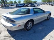 ✅ 2002 Chevrolet Camaro • VIN: 2G1FP22K322144877 • Lot: 41789573. Wystawiony na IAAI z przebiegiem Nie podano. Bezpłatny archiwum sprzedaży aukcyjnych z USA i szczegółowy raport historii pojazdu na DreamBid. Zdjęcie 4.