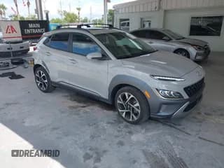 ✅ 2022 Hyundai Kona Limited • VIN: KM8K53A39NU770584 • Лот: 43089489. Опубликован ранее на IAAI с пробегом 14 188 миль. Бесплатный доступ к архиву аукционных продаж из США и подробный отчёт об истории автомобиля на DreamBid. Изображение 1.