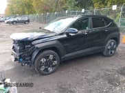 ✅ 2025 Hyundai Kona SEL • VIN: KM8HBCAB5SU186303 • Лот: 43511428. Опубликован ранее на IAAI с пробегом 17 710 миль. Бесплатный доступ к архиву аукционных продаж из США и подробный отчёт об истории автомобиля на DreamBid. Изображение 22.