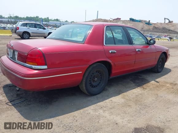 ✅ 2000 Ford Crown Victoria LX • VIN: 2FAFP74WXYX155073 • Lot: 42452890. Wystawiony na IAAI z przebiegiem 125 480 mil. Bezpłatny archiwum sprzedaży aukcyjnych z USA i szczegółowy raport historii pojazdu na DreamBid. Zdjęcie 4.