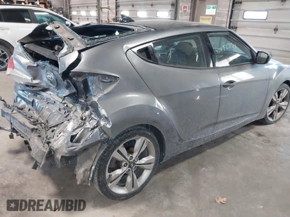 ✅ 2017 Hyundai Veloster • VIN: KMHTC6AD7HU321025 • Lot: 41432334. Wystawiony na IAAI z przebiegiem 88 647 mil. Bezpłatny archiwum sprzedaży aukcyjnych z USA i szczegółowy raport historii pojazdu na DreamBid. Zdjęcie 4.
