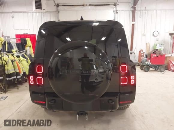 ✅ 2024 Land Rover Defender X-Dynamic SE • VIN: SALE2FEU1R2300221 • Lot: 41579863. Wystawiony na IAAI z przebiegiem 13 981 mil. Bezpłatny archiwum sprzedaży aukcyjnych z USA i szczegółowy raport historii pojazdu na DreamBid. Zdjęcie 17.