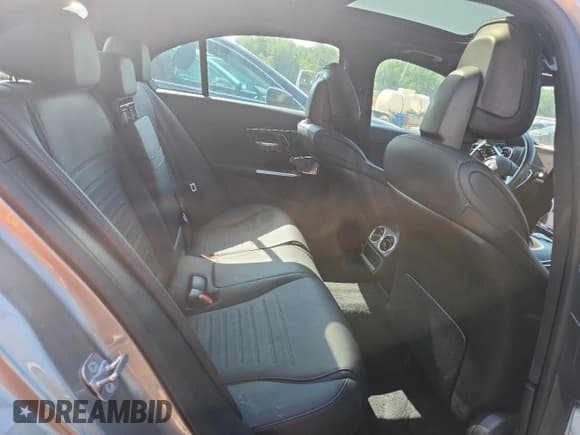 ✅ 2024 Mercedes-Benz C 300 • VIN: W1KAF4HB0RR185990 • Lot: 68674795. Wystawiony na Copart z przebiegiem Nie podano. Bezpłatny archiwum sprzedaży aukcyjnych z USA i szczegółowy raport historii pojazdu na DreamBid. Zdjęcie 10.