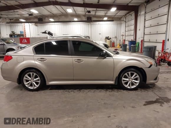 ✅ 2014 Subaru Legacy 2.5i • VIN: 4S3BMCA63E3034215 • Lot: 43552894. Wystawiony na IAAI z przebiegiem 135 351 mil. Bezpłatny archiwum sprzedaży aukcyjnych z USA i szczegółowy raport historii pojazdu na DreamBid. Zdjęcie 13.