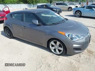 ✅ 2013 Hyundai Veloster w/Gray Int • VIN: KMHTC6AD9DU128725 • Lot: 42648356. Wystawiony na IAAI z przebiegiem 168 109 mil. Bezpłatny archiwum sprzedaży aukcyjnych z USA i szczegółowy raport historii pojazdu na DreamBid. Zdjęcie 1.