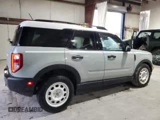 ✅ 2024 Ford Bronco Sport Heritage • VIN: 3FMCR9G6XRRE99965 • Lot: 85756065. Wystawiony na Copart z przebiegiem 8 834 mil. Bezpłatny archiwum sprzedaży aukcyjnych z USA i szczegółowy raport historii pojazdu na DreamBid. Zdjęcie 3.